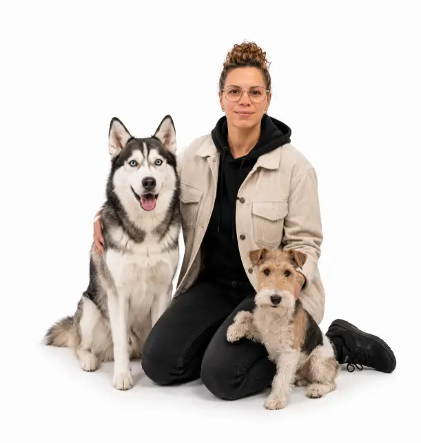 Pet sitting à domicile à Silves avec une femme brune et un chien