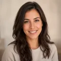 Portrait d’une jeune femme brune souriante pour illustrer une cliente d’Amigos de Milou.