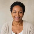 Portrait d’une femme mature souriante pour illustrer une cliente d’Amigos de Milou.
