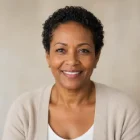 Portrait d’une femme mature souriante pour illustrer une cliente d’Amigos de Milou.
