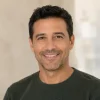 Portrait d’un homme brun souriant pour illustrer un client d’Amigos de Milou.