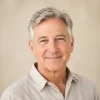 Portrait d’un homme senior souriant pour illustrer un client d’Amigos de Milou.