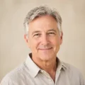 Portrait d’un homme senior souriant pour illustrer un client d’Amigos de Milou.